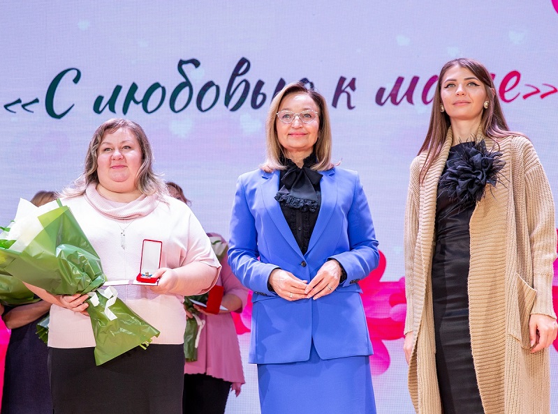 Сотрудница СГОКа награждена Почетным знаком «Материнская слава» I степени.