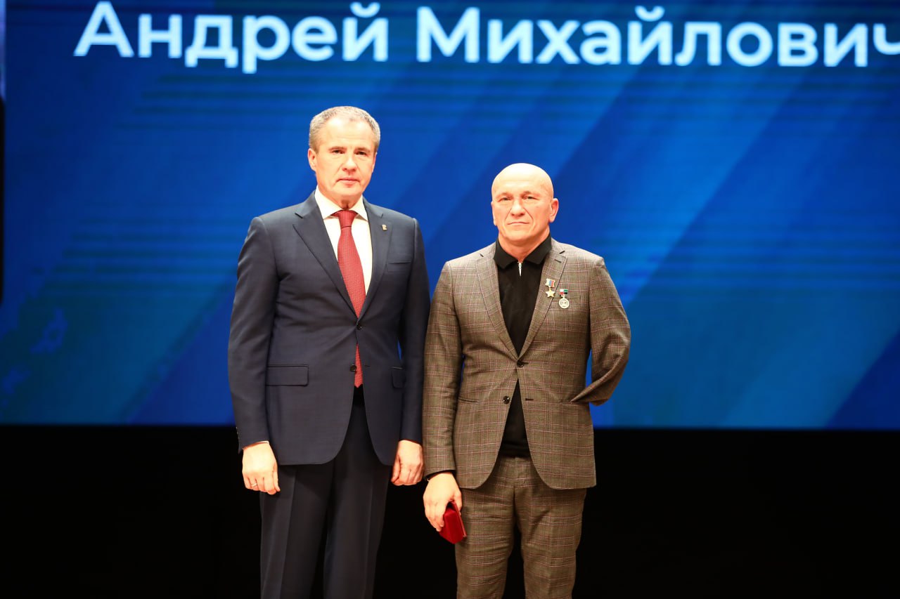 Губернатор Белгородской области Вячеслав Гладков наградил старооскольских бойцов самообороны.