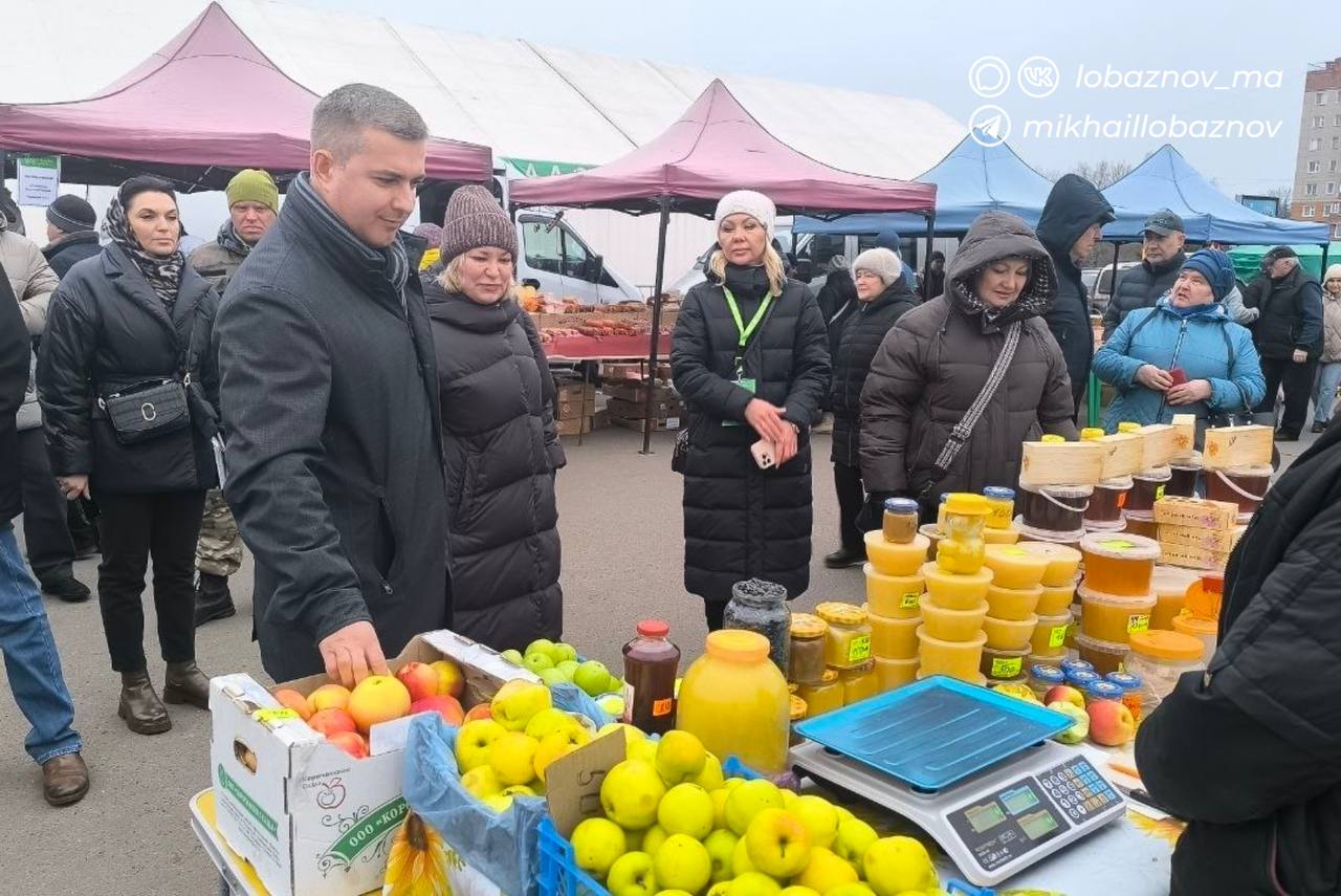 Исполняющий полномочия главы администрации Старооскольского городского округа Михаил Лобазнов посетил воскресную Старооскольскую фермерскую ярмарку.