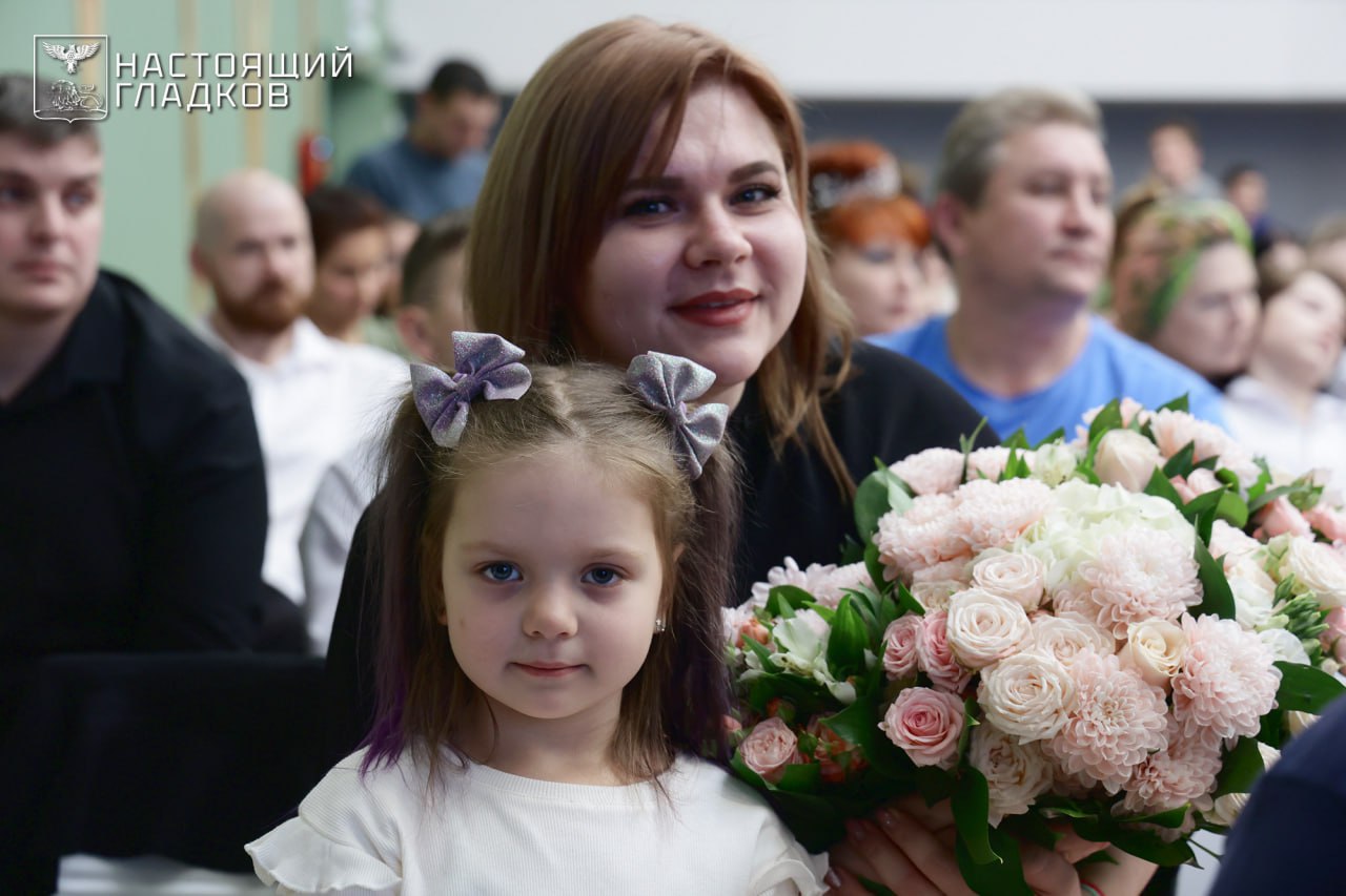 Губернатор Белгородской области вручил почётные знаки «Материнская слава» многодетным матерям Старооскольского городского округа.
