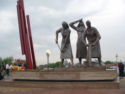 Памятник «Строителям железной дороги Старый Оскол – Ржава».