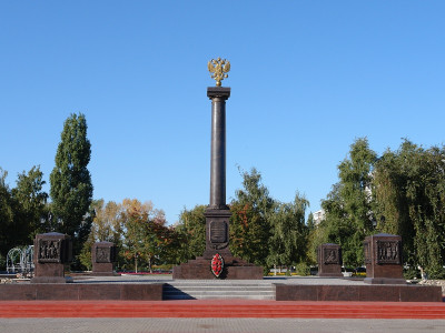 Памятная стела в честь присвоения городу Старый Оскол почетного звания «Город воинской славы».