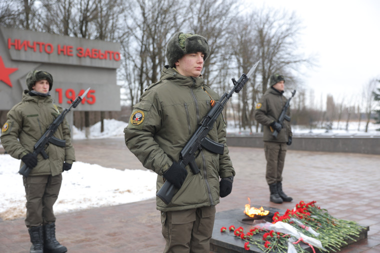 Андрей Чесноков принял участие в торжественном возложении цветов в день 81-й годовщины освобождения Старого Оскола от немецко-фашистских захватчиков.